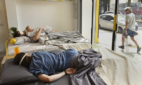 Empresa argentina paga por dormir una siesta en la vitrina de su local - OviedoPress