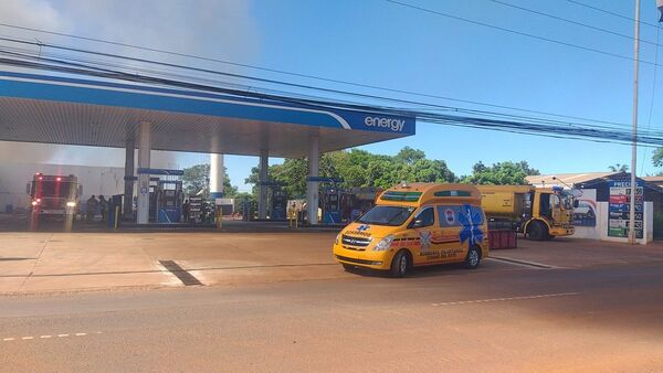 Depósito colindante con gasolinera arde en llamas en CDE