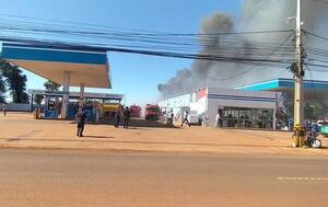 Depósito colindante a una gasolinera arde en llamas en Ciudad del Este – Prensa 5