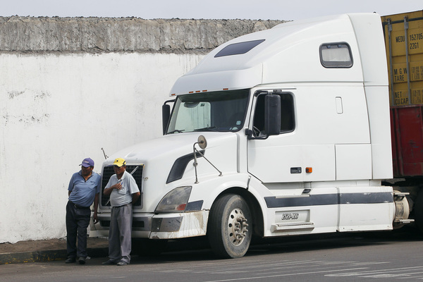 Camioneros chilenos paran por cuarto día tras la aplicación de la Ley Seguridad - MarketData