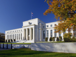 La Fed prevé nueva subida de medio punto de las tasas de interés para diciembre - Revista PLUS