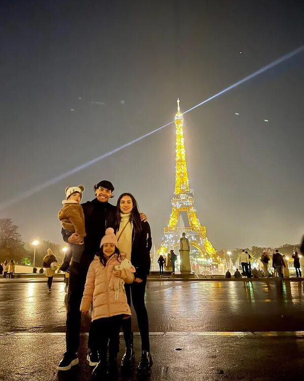 Gustavo Gómez disfruta de sus vacaciones europeas con su esposa e hijos - Gente - ABC Color