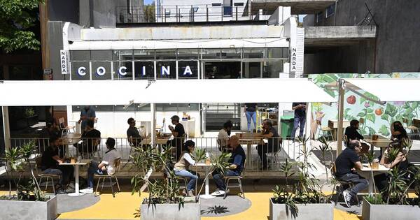 La Nación / Gastronomía y hotelería empujan a la economía argentina