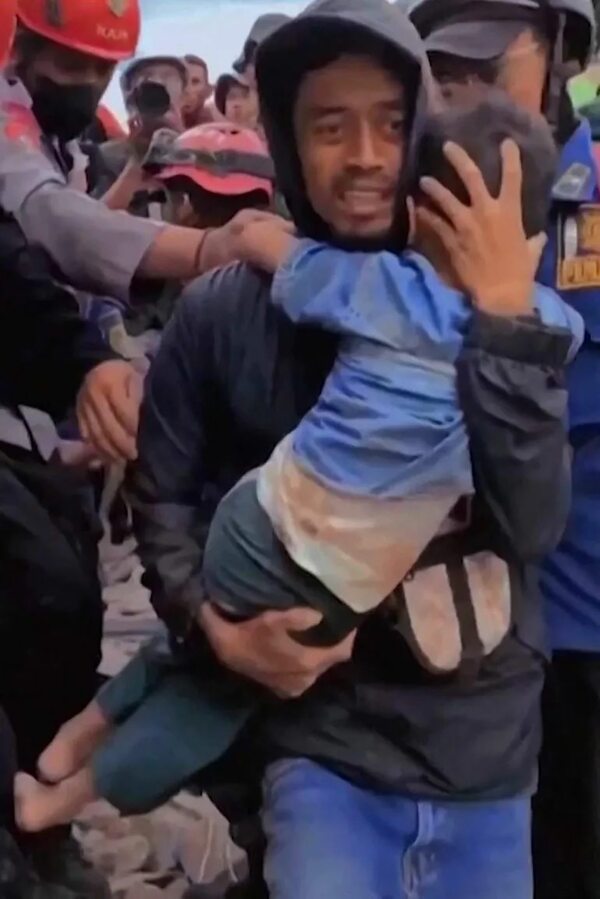 VIDEO: A dos días del terremoto hallan con vida a un niño bajo escombros en Indonesia - Mundo - ABC Color