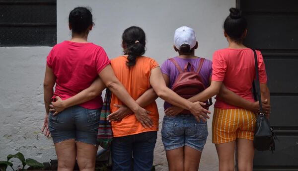 Diario HOY | Mujeres del Bañado Tacumbú presentan la obra “Monólocas de las ma’eras” en el Salazar