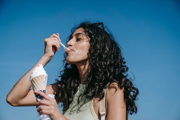 “Comer” o “tomar” helado: ¿ cómo se dice correctamente?