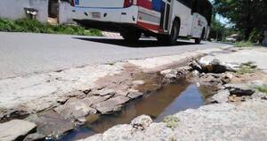 La Nación / Denuncian veredas rotas, malezas y agua servida a metros de la Municipalidad de Lambaré