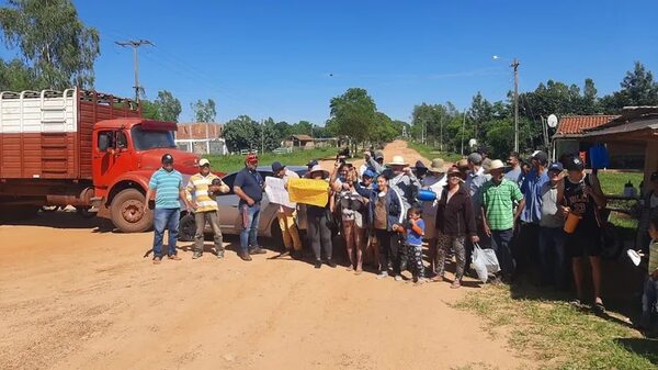 Pobladores de San Pedro se movilizan para exigir reparación de caminos  - Nacionales - ABC Color