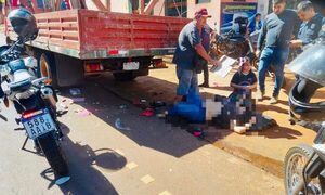 Embarazada choca con su moto contra camión estacionado