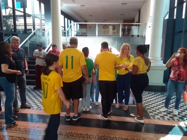 Encuentro en la embajada de Brasil para ver el debut de su selección - Mundial Qatar 2022 - ABC Color