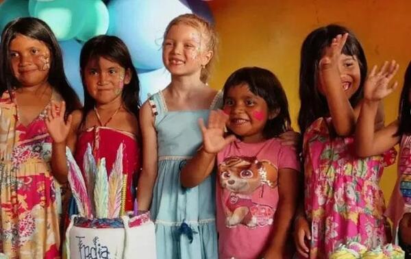 Dallys Ferreira festejó el cumple número siete de su hija con los niños de la comunidad nativa Maká – Prensa 5