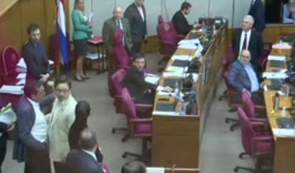 Tenso careo entre senadores - C9N