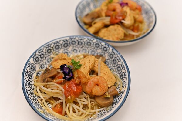 Salteado de pollo con camarones y brotes de soja