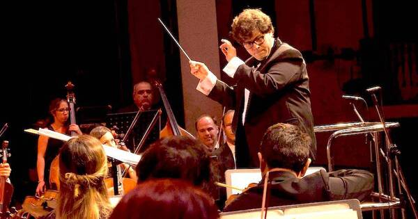 La Nación / Orquesta municipal clausura el año con recital basado en el humor