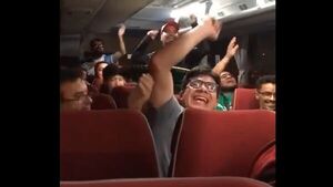 Grupo de hinchas mexicanos se excede con los cánticos