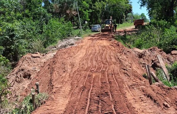 Colonos y MOPC se unen para rehabilitar un camino vecinal - Nacionales - ABC Color