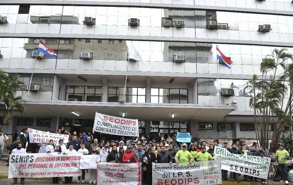 IPS: funcionarios anuncian movilización para exigir reajuste salarial del 10% - Nacionales - ABC Color