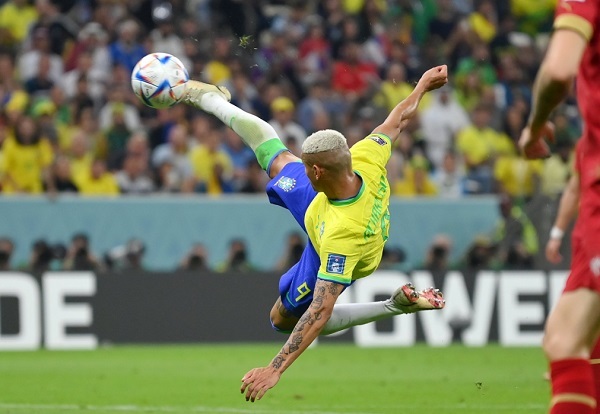 Brasil arranca triunfando con un golazo