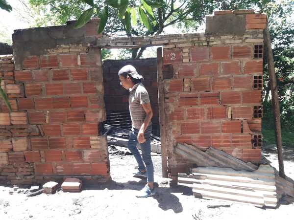 Se quemó su casa y terminó detenido