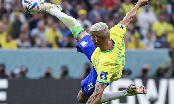 Con un encendido Richarlison, Brasil consigue su primer triunfo