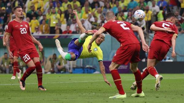 Con dos goles de Richarlison, Brasil gana en el debut