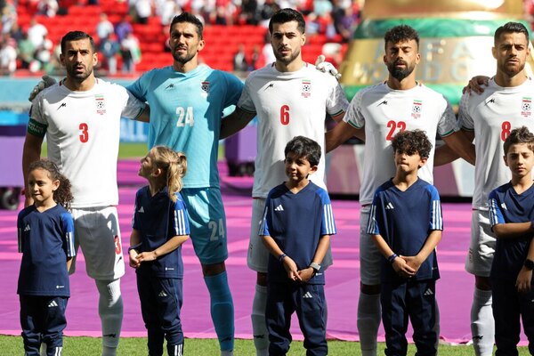 Los jugadores iraníes cantan su himno nacional y hay lágrimas en las gradas