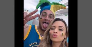 El look "barra brava" de Jean Fernandes en el debut de Brasil