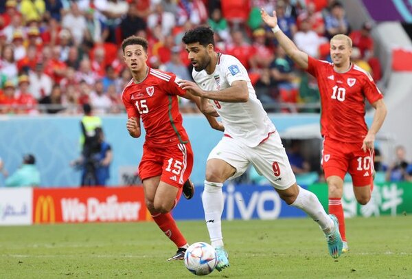 Irán golpea en el final y vence a Gales
