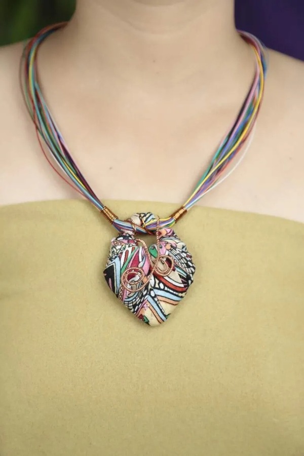 Artesanas de Cateura lanzan séptima colección de accesorios elaborados con materiales reciclados - Unicanal
