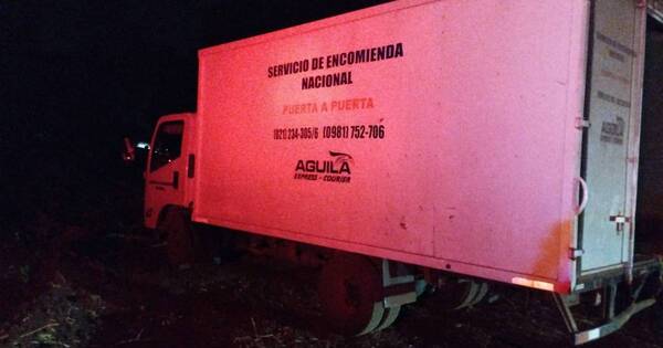 La Nación / Banda armada asaltó y robó camión de encomiendas en Minga Guazú