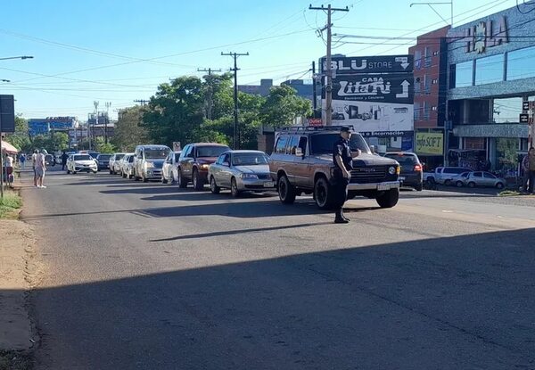 Presencia policial facilita cruce sobre el puente San Roque González de Santa Cruz - Nacionales - ABC Color