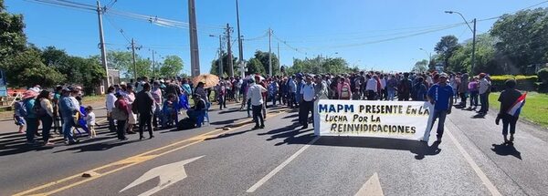 Organizaciones campesinas cierran ruta PY01 para exigir a la EBY desembolso de fondos para agricultura familiar - Nacionales - ABC Color