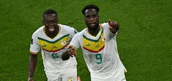 Senegal derrotó a Catar, tomó oxígeno y dejó prácticamente eliminado al anfitrión
