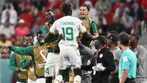 Senegal revive y elimina a Qatar
