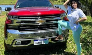 Modelo estanciera compartió alegría de su segundo remate de ganado