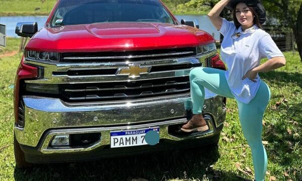 Modelo estanciera compartió alegría de su segundo remate de ganado