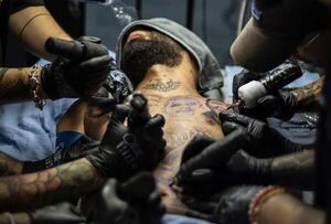 Arcangel se tatuó la cara de su hermano que falleció y le cañearon