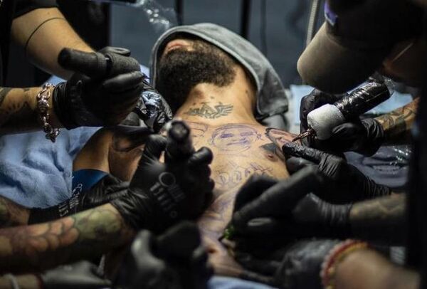 Arcangel se tatuó la cara de su hermano que falleció y le cañearon