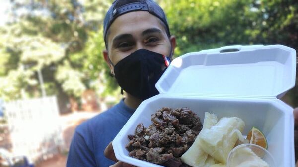Un concejal vende chicharõ porque la muni no le paga