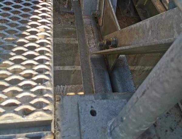 ¡El colmo! De apoco se llevan parte del puente Poncho Pytã