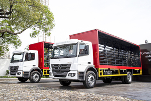 Grupo Condor entregó dos camiones Mercedes-Benz a la empresa Ganil S.A