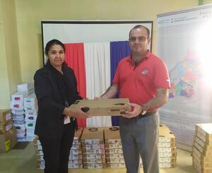 Entregaron notebooks a instituciones educativas de Itapúa
