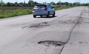 Peligrosos baches “adornan” Ruta PY01 acceso Paraguarí-Quiindy - Nacionales - ABC Color