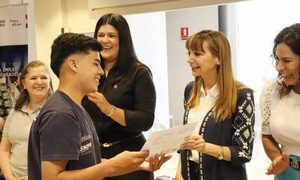 Jóvenes y adultos culminan su capacitación para el trabajo en Ciudad del Este