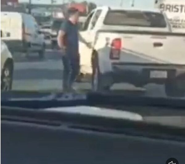 (VIDEO) ¡Inerviosopa la gente! Conductores se enfrentan a los gritos
