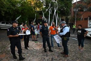 Segundo día de manifestación frente a la casa de Antonio Fretes - Política - ABC Color