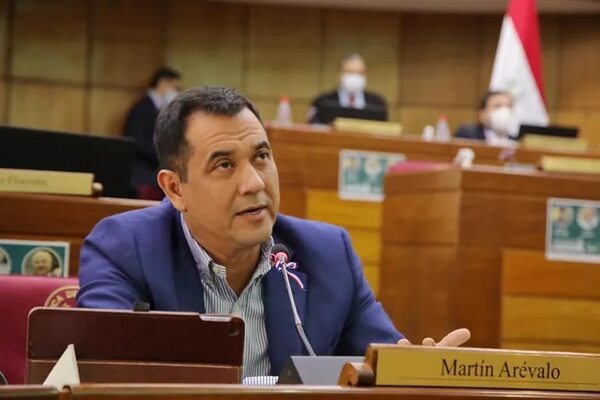 El senador cartista Arévalo y su doble discurso sobre los fondos del IPS - Política - ABC Color