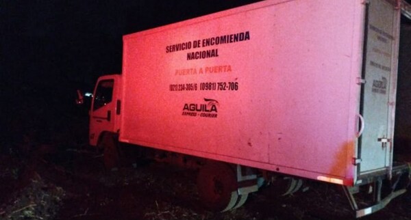 Grupo armado asalta y lleva camión de encomiendas en Minga Guazú - Noticiero Paraguay
