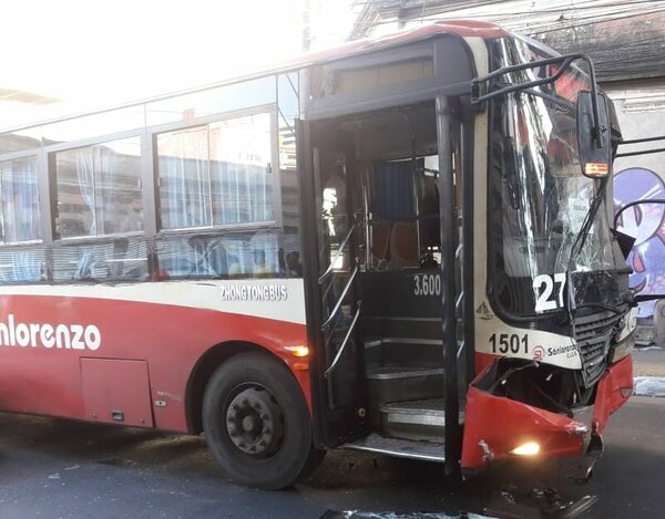 Diario HOY | Accidente entre bus y auto causa heridos y susto en el microcentro