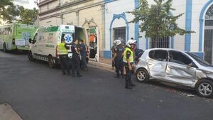 Choque entre colectivo y automóvil en centro de Asunción - Nacionales - ABC Color